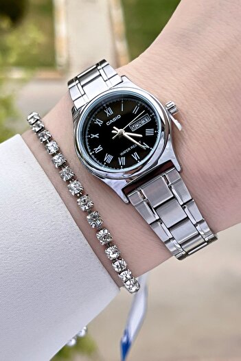Casio ساعة يد نسائية باللون الفضي والأسود