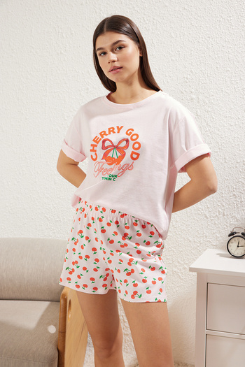 Trendyol Collection Rosa gestricktes Pyjama-Set aus 100 % Baumwolle mit Kirschmuster und Shorts THMSS25PT00101