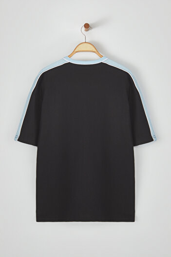Trendyol Collection Μπλουζάκι Crew Neck Μαύρο Oversize - Color Block, 100% βαμβάκι, τυπωμένο κείμενο TMNSS25TS00018