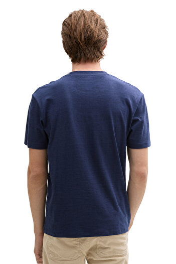 Tom Tailor Denim dunkles Blaubeer-T-Shirt mit schwarzen Einsätzen für Herren