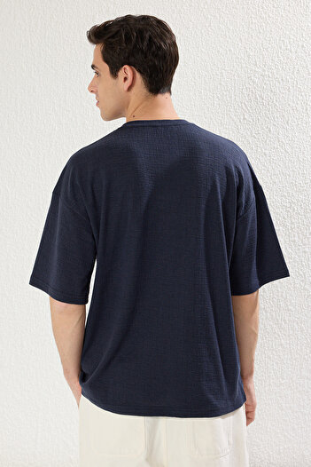 Trendyol Collection Μπλουζάκι με υφή Navy Blue Oversize/Wide Cut TMNSS25TS00043