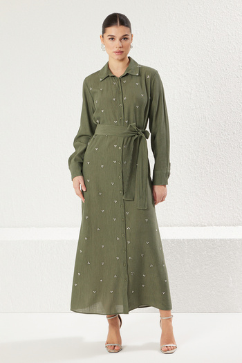 Trendyol Modest Φόρεμα από ίσιο υφαντό πουκάμισο με λεπτομέρεια από πέτρα χακί - Crinkle Hijab TCTSS25EB00049