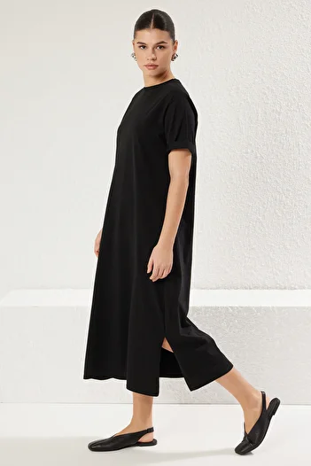 Trendyol Collection Schwarzes, kurzärmliges Midi-Strick-T-Shirt-Kleid aus 100 % Baumwolle mit Rundhalsausschnitt TWOSS25EL00465