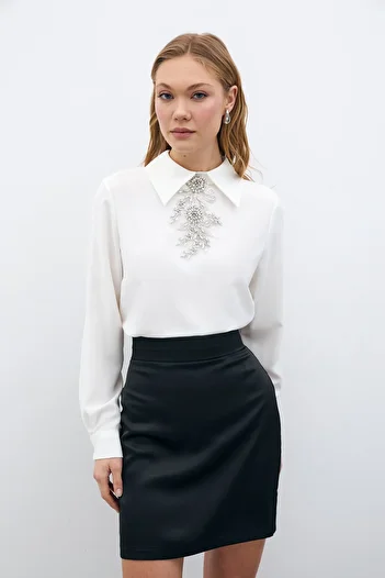 Sateen بلوزة إكرو مع إكسسوارات حجرية