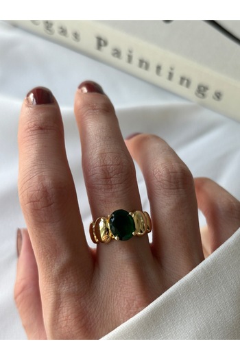 ringbox Gold Neck Oval Emerald Ring