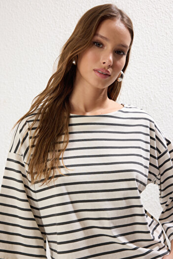 Trendyol Collection Πλεκτό μπλουζάκι από χοντρό βαμβάκι με ρίγες εκρού, κανονικό/κανονικό καλούπι, μανίκια τριών τετάρτων TWOSS25TS00115