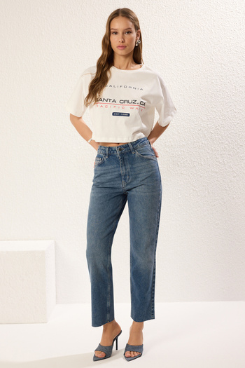 Trendyol Collection Blaue, gerade Jeans mit hoher Taille und Ausschnitten TWOAW25JE00307