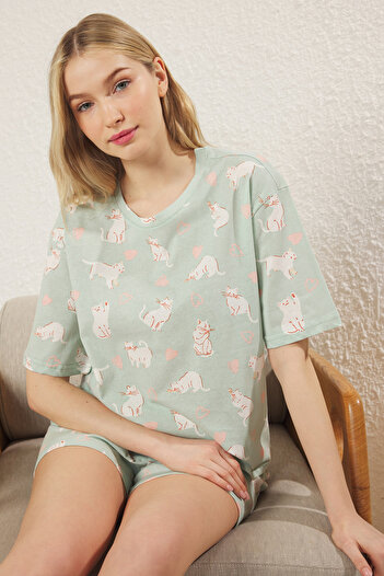 Trendyol Collection Pyjama-Set mit grüner Katze und herzförmigen Baumwoll-Shorts – THMSS25PT00240