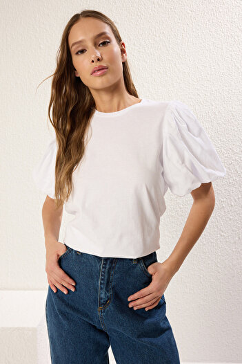 Trendyol Collection Λευκό 100% χοντρό βαμβακερό μπλουζάκι με λεπτομέρεια με μανίκια μπαλόνι κανονικής εφαρμογής TWOSS25TS00064