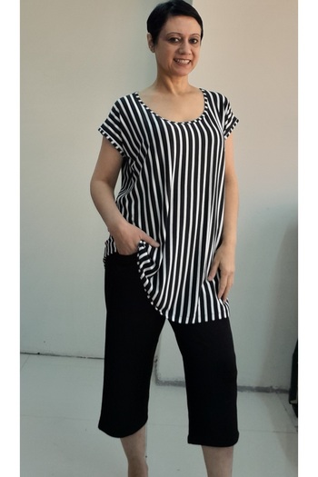 Mertcan Butik Μαύρο επάνω μέρος με έξι τσέπες με χαμηλά μανίκια μαύρο και άσπρο ριγέ χτενισμένο βισκόζη κάτω μέρος
