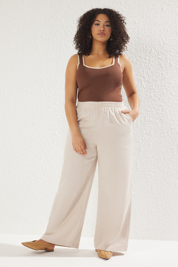 Trendyol Curve Beigefarbene, gewebte Hose aus Baumwoll-Leinen mit elastischem Bund in Übergröße TBBSS25AR00015