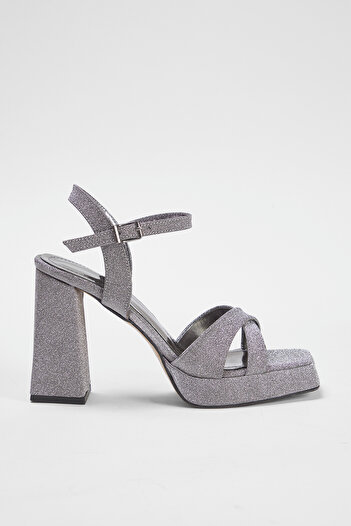 TRENDYOL SHOES Stříbrný pásek na kotník Stříbrné platformové dámské sandály na podpatku Takss25To00022