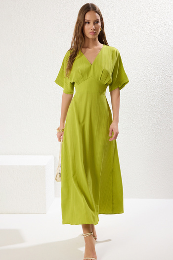 Trendyol Collection Olejově zelené Maxi šaty s výstřihem do V – A-Line s detailem živůtku Twoss24El00620