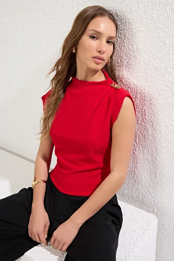 Trendyol Collection Red Fitted/Fitted Accessory Detail Draped Stretchy Knitted Blouse Twoss25Bz00044