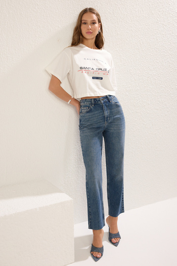 Trendyol Collection Blaue, gerade Jeans mit hoher Taille und Ausschnitten TWOAW25JE00307