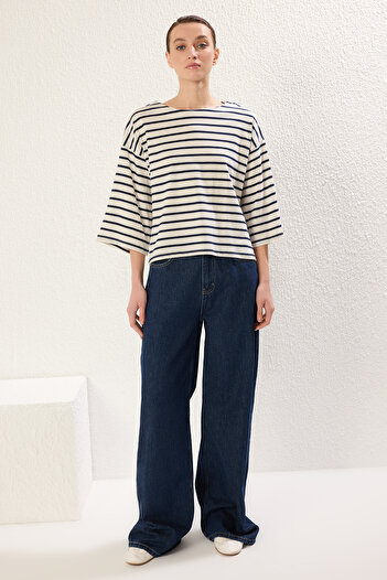 Trendyol Collection Πλεκτό μπλουζάκι με ρίγες σε μπλε ναυτικό χρώμα, χοντρό βαμβακερό, κανονικό/κανονικό κομμένο, μανίκια τριών τετάρτων TWOSS25TS00115
