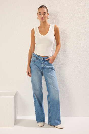 Trendyol Collection Ecru Tailliertes/Eng anliegendes ärmelloses, dehnbares Strick-Tanktop TWOSS25AL00022