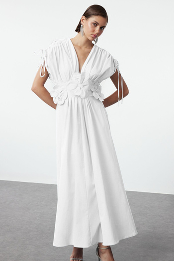 Trendyol Collection Λευκό 3D λουλούδι Λεπτομερές Poplin Κομψό βραδινό φόρεμα Νυχτερινό φόρεμα αποφοίτησης TPRSS24EL00282