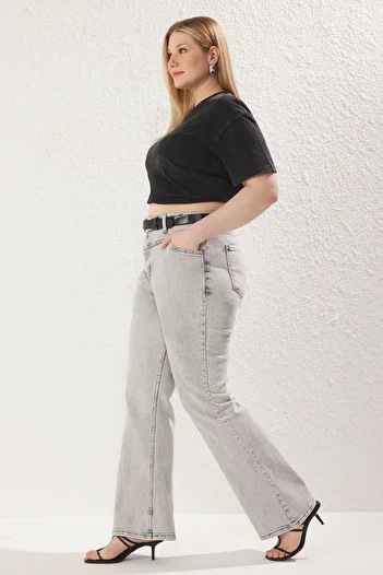 Trendyol Curve Graue, detaillierte, ausgestellte Denim-Jeans mit Nähten TBBSS24CJ00003