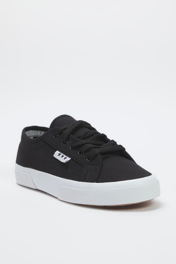 TRENDYOL SHOES Černá šněrovací unisex sportovní obuv s plochou podrážkou TAKSS25SN00039