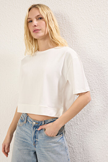 Trendyol Collection Ecru 100% Cotton Relaxed/Comfortable Fit Crop Crew Neck Knitted T-Shirt Twoss25Ts00022