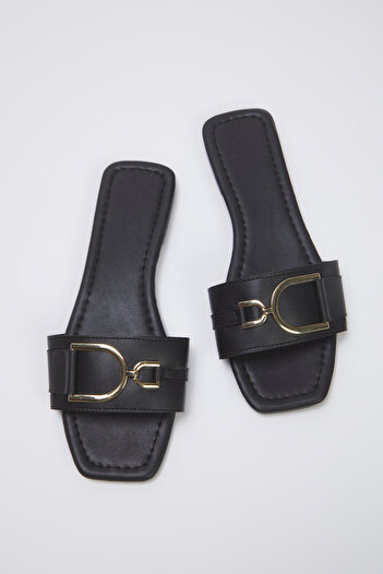 TRENDYOL SHOES Damen-Hausschuhe mit schwarzem Metall-Accessoire-Detail TAKSS25TE00015