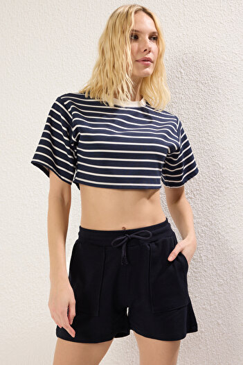 Trendyol Collection Sötétkék, laza/kényelmes szabású, rugalmas kötött rövidnadrág zsebrészlettel és Bermuda TWOSS25SR00013