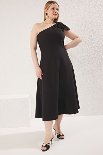 Trendyol Curve Schwarzes, einärmliges, gewebtes Midi-Kleid mit Schleife in Übergröße TBBSS25AH00054