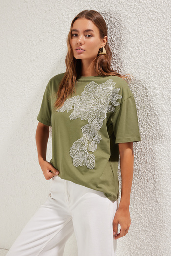 Trendyol Collection Oversize khaki pletené tričko - Detail příslušenství, Wide Fit TWOSS25TS00045