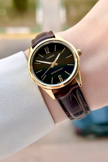 Casio ساعة يد نسائية باللون الأسود بمينا ذهبي