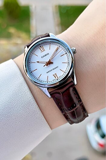 Casio ساعة يد نسائية باللون البني مع سلك فضي