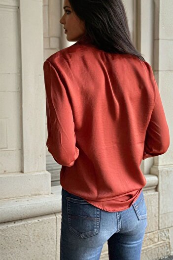 Juuuj Cămașă din satin de culoare burgundă, detaliată cu nasturi ascunși, croială obișnuită