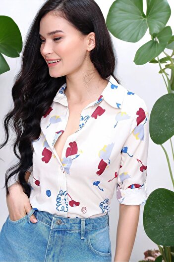 Juuuj Cămașă cu mânecă lungă cu guler clasic cu imprimeu floral alb pentru femei, croială dreaptă și lungime standard.