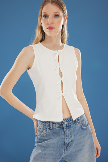 Trendyol Collection Ecru Ribbon Detail Zero Sleeve Crew Neck Body-Fitting Ribbed Stretchy Knitted Blouse Twoss25Bz00229