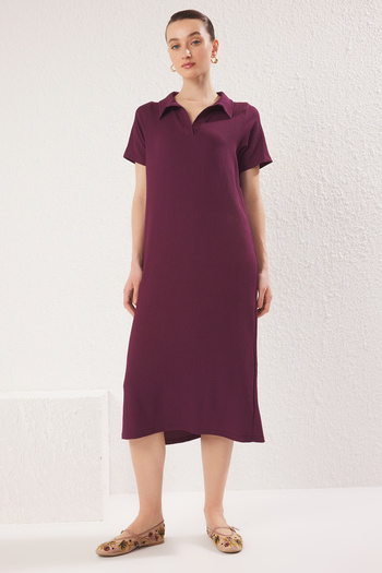 Trendyol Collection Pflaumenfarbenes Midi-Strickkleid mit Polokragen – kurze Ärmel, Twist-Details TWOSS24EL00478
