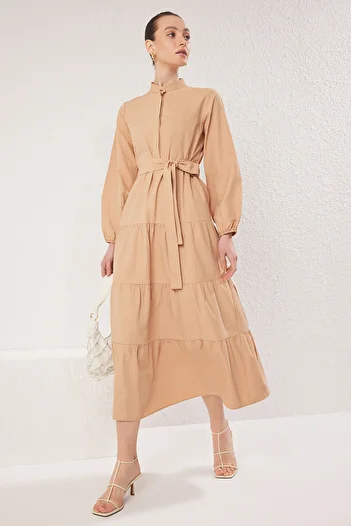 Trendyol Modest Λεπτομερές υφαντό φόρεμα με μπεζ γιακά με ζώνη TCTSS21EL3343