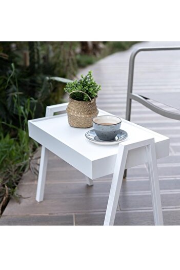 Living 3 serving tables