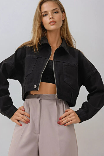 VAGGON Women's Black Double Pocket Zippered Crop Denim Jacket