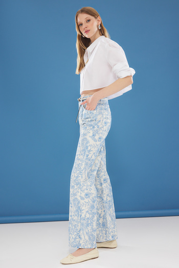 Trendyol Collection Niebieskie jeansy z wysokim stanem i nadrukiem kwiatowym, szerokie nogawki Twoss25Je00204