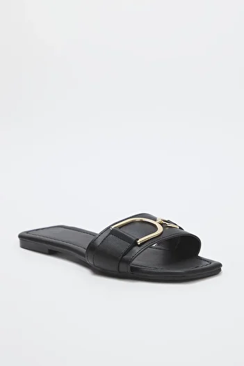 TRENDYOL SHOES Damen-Hausschuhe mit schwarzem Metall-Accessoire-Detail TAKSS25TE00015