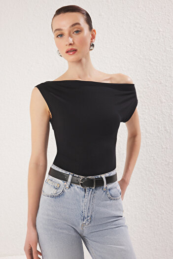 Trendyol Collection Czarny*001 Gładka bluzka z dekoltem w łódkę, dopasowana, elastyczna, dzianinowa, z wiskozyjnego/miękkiego materiału Twoss24Bz00090