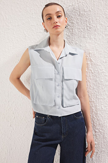 Trendyol Collection Світло-блакитна сорочка з детальною кишенею з нульовим рукавом, прямий крій, ткана сорочка TWOSS25GO00041