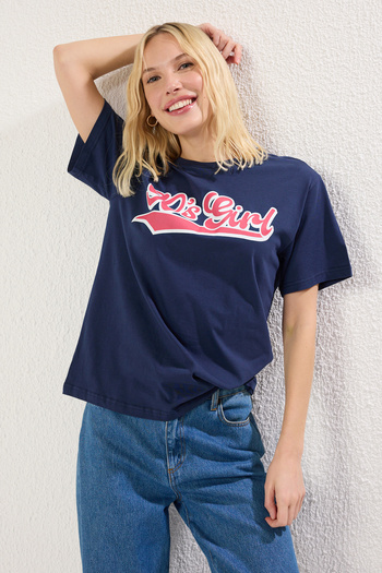 Trendyol Collection Sötétkék nyomott túlméretes/széles szabású állógallérral kötött póló TWOSS23TS00373