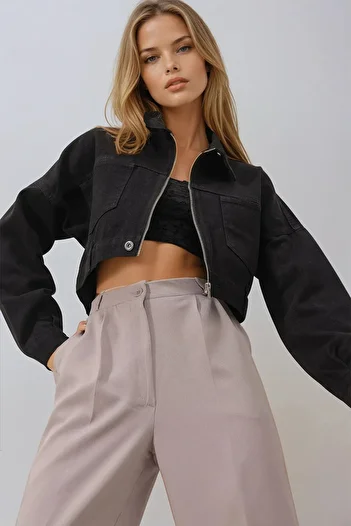 VAGGON Women's Black Double Pocket Zippered Crop Denim Jacket