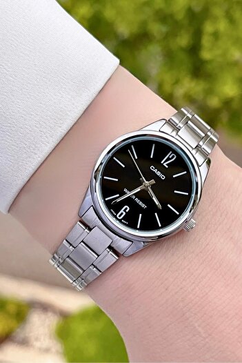 Casio ساعة يد نسائية بقرص أسود وسوار فضي