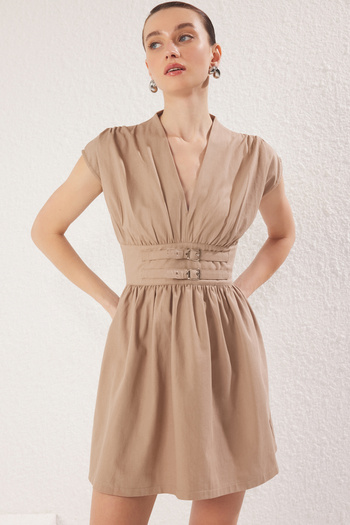 Trendyol Collection Prosta sukienka mini w kształcie litery A z paskiem w kolorze camelowym Twoss25El00146