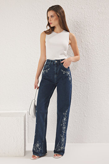 Trendyol Collection Blugi cu talie înaltă cu broderie albastră TWOSS25JE00188