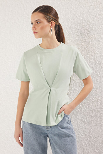 Trendyol Collection Πλεκτή μπλούζα με πλισέ λαιμόκοψη σε χρώμα μέντας - TWOSS24BZ00302