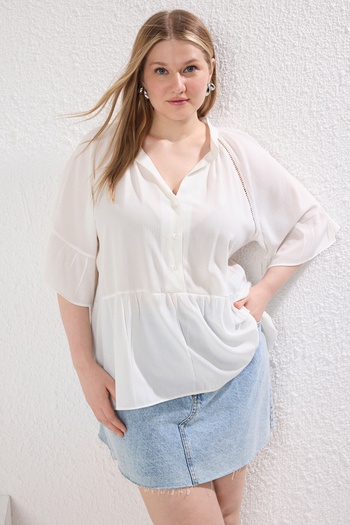 Trendyol Curve قميص أبيض منسوج بأكمام قصيرة بيبلوم مقاس كبير TBBSS25AF00044