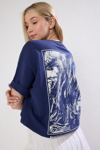 Trendyol Collection Marineblaues, übergroßes Strick-T-Shirt – 100 % Baumwolle, Rücken- und Vorderseite bedruckt, entspannte Passform TWOSS24TS00234